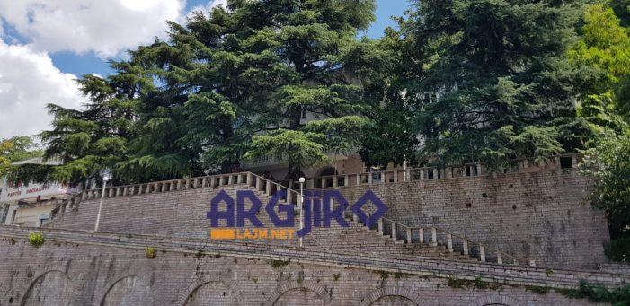 Gjirokastër, një tjetër drejtor shkolle akuzon bashkinë: Na ndërruan vetëm ca llamba, asnjë investim tjetër Gjirokastër, një tjetër drejtor shkolle akuzon bashkinë: Na ndërruan vetëm ca llamba, asnjë investim tjetër