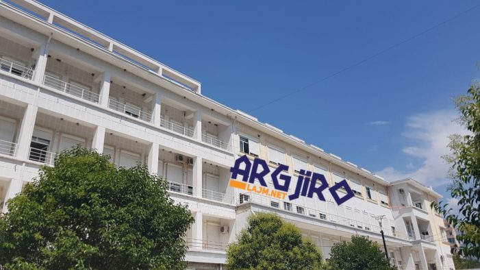 Gjirokastër, babai i Kaçifas shkoi mbrëmë në morg për trupin e djalit, por nuk u lejua nga policia Gjirokastër, babai i Kaçifas shkoi mbrëmë në morg për trupin e djalit, por nuk u lejua nga policia