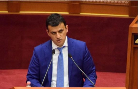 Flamur Golemi flet në Kuvend për HEC-in e Kolonjës, akuza edhe për Zamira Ramin: Bashkia Gjirokastër ka lënë fshatrat jashtë vëmendjes Flamur Golemi flet në Kuvend për HEC-in e Kolonjës, akuza edhe për Zamira Ramin: Bashkia Gjirokastër ka lënë fshatrat jashtë vëmendjes