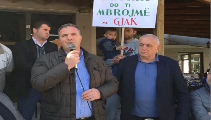 Protesta në Këlcyrë, deputeti i ‘djegur’ jep alarmin: Policia shoqëron kryetarin e PD-së Protesta në Këlcyrë, deputeti i ‘djegur’ jep alarmin: Policia shoqëron kryetarin e PD-së