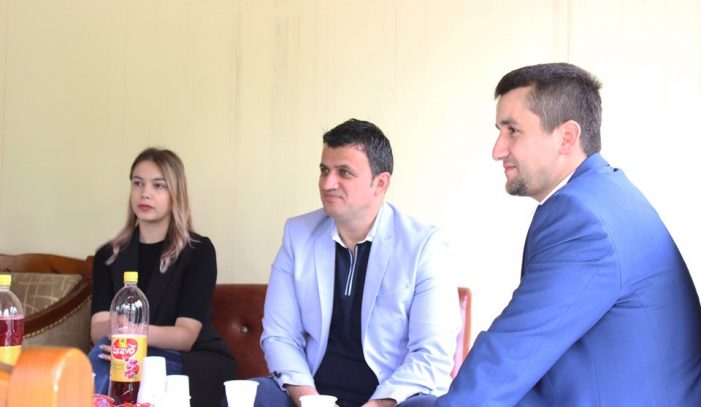 Fushata në Gjirokastër, kush është vajza bionde që shoqëron Flamur Golemin? (FOTO) Fushata në Gjirokastër, kush është vajza bionde që shoqëron Flamur Golemin? (FOTO)