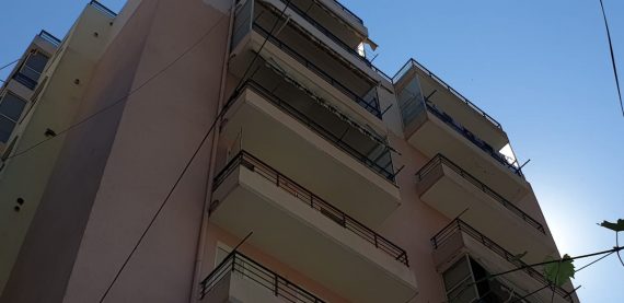Plas në Sarandë, çifti bën seks në ballkonin e apartamentit (VIDEO +18) Plas në Sarandë, çifti bën seks në ballkonin e apartamentit (VIDEO +18)