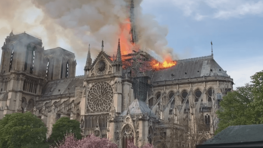 Tronditet Europa, merr flakë katedralja Notre Dame në Paris (VIDEO)