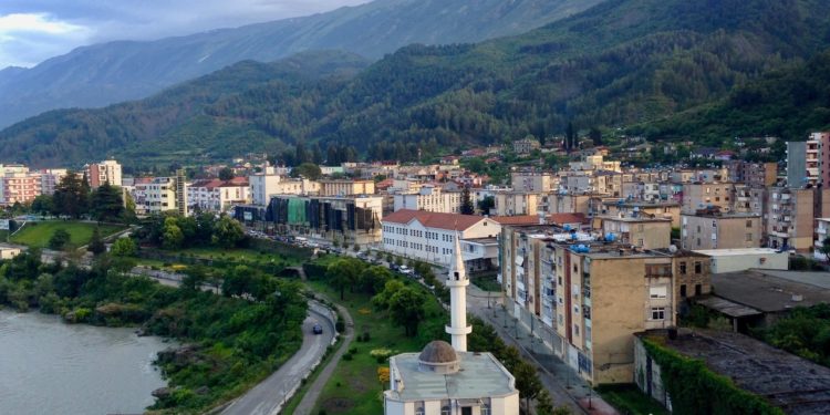 Arrestohet 38-vjeçari në Përmet/ Policia i kontrollon dhomën e hotelit,  gjen 15 qese me kokainë