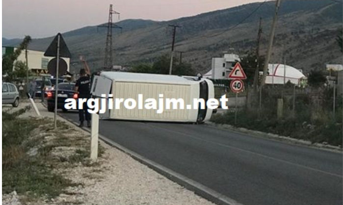 Aksident I Frikshëm Në Gjirokastër Furgoni Përmbyset Pranë Lazaratit Foto