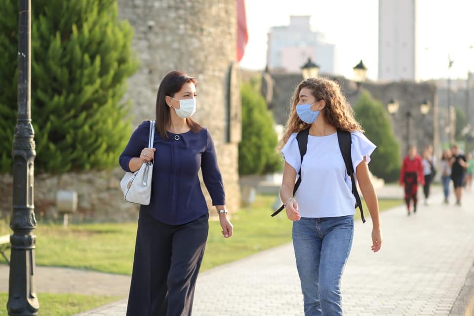 Përpara nisjes së detyrës së re si Ministre e Arsimit, Evis Kushi shoqëron  shoqen e saj të ngushtë për në shkollë