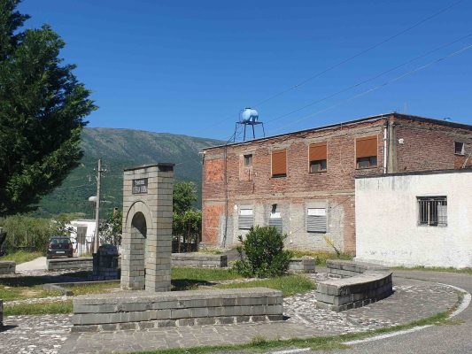 Qendra e fshatit Kosinë në Përmet